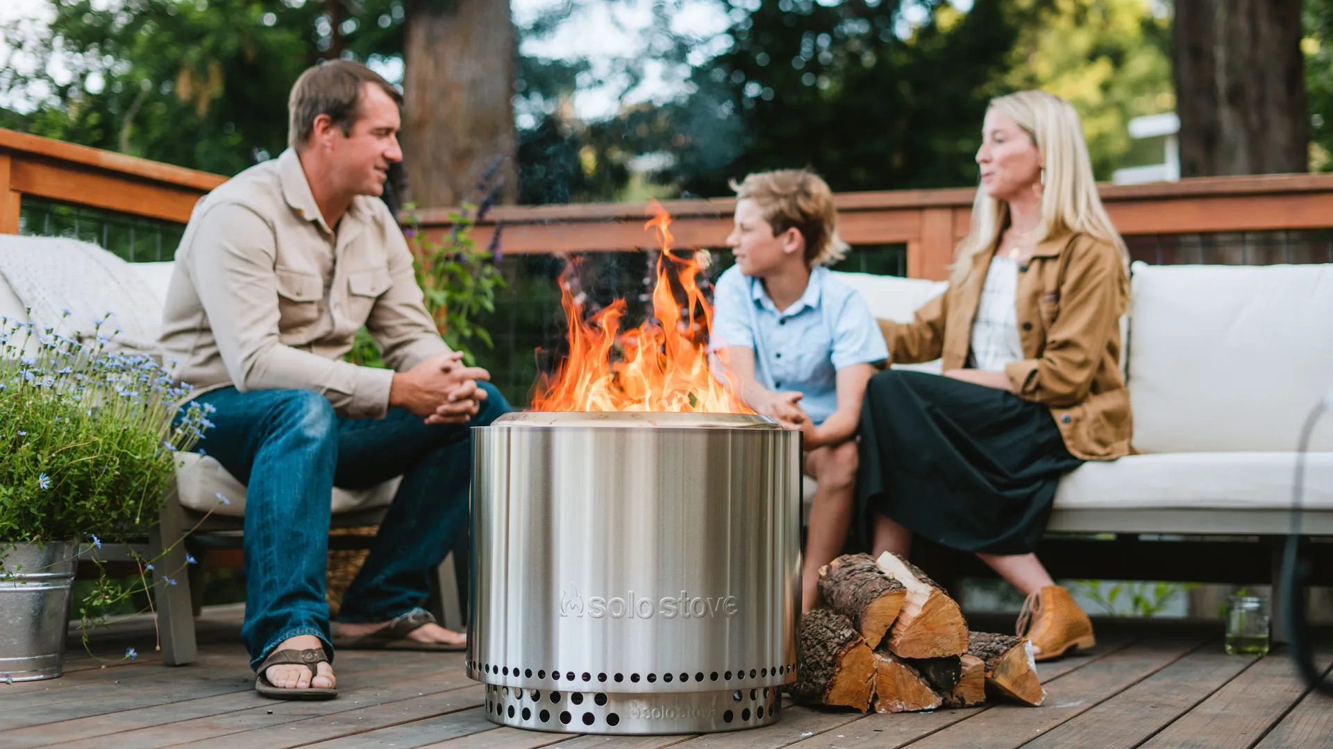Smokeless steel fire pit