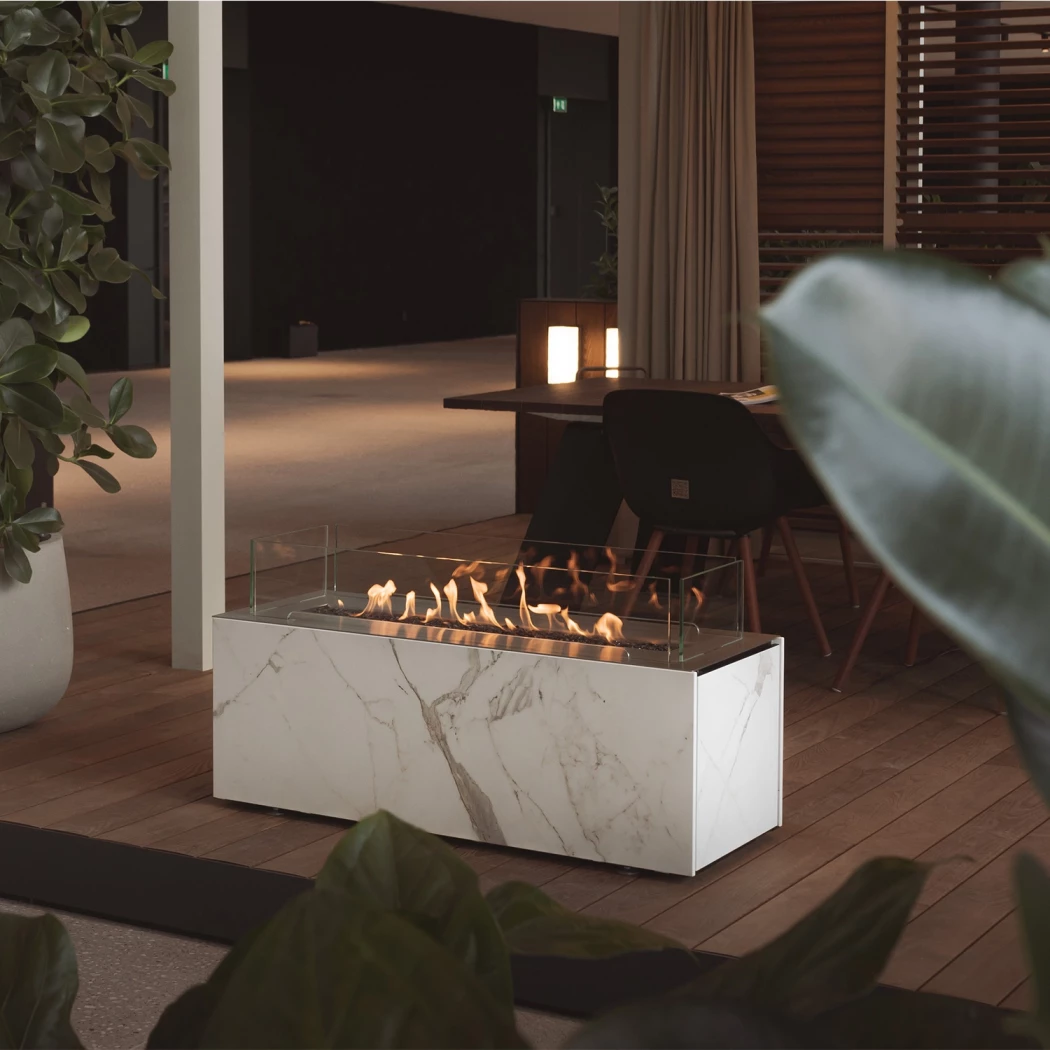 Planika Fires Cabo Daze / Laurent - Automatyczny zewn?trzny kominek na bioetanol - Dost?pny w wygl?dzie bia?ego i czarnego marmuru - Sze?? poziomów p?omienia - Z pilotem i aplikacj?